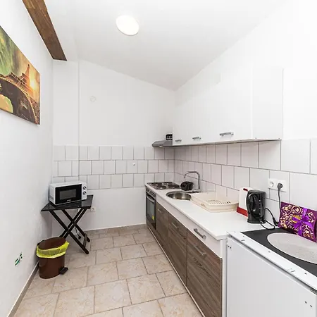 Apartment Beautiful In Okrug Gornji With Wifi *