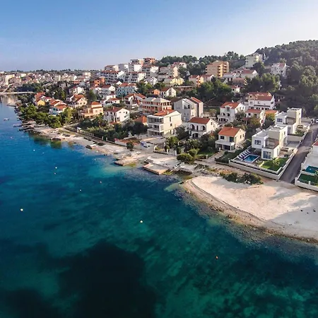 Beautiful In Okrug Gornji With Wifi *