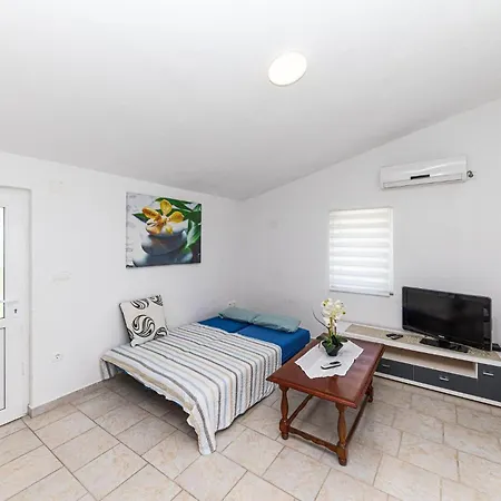 Apartamento Beautiful In Okrug Gornji With Wifi *