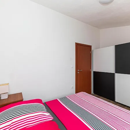 Apartamento Beautiful In Okrug Gornji With Wifi